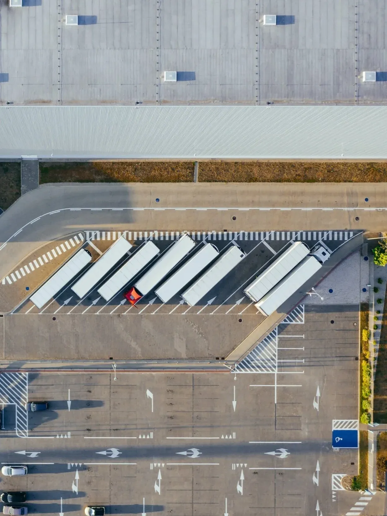 Vista aérea de camiones en un centro de distribución